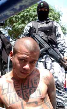 Las maras, bandas de delincuentes juveniles, suelen ser indicadas como la principal fuente de violencia en Honduras. En la imagen, un joven marero detenido en San Pedro Sula.AFP